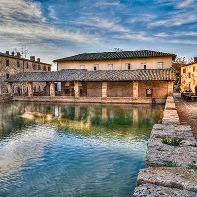 Dom w pobliżu łaźni termalnych w Toskanii